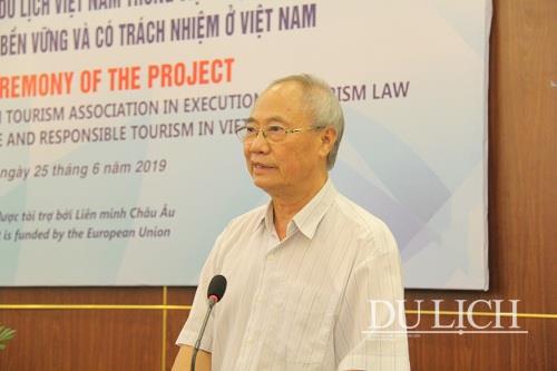 Ông Vũ Thế Bình, Phó Chủ tịch thường trực Hiệp hội Du lịch Việt Nam, Chủ tịch Hiệp hội Lữ hành Việt Nam phát biểu tại Lễ tổng kết