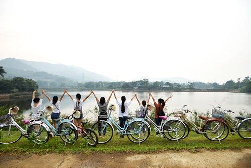 Du khách trải nghiệm đạp xe khám phá thôn Đồng Gội. Ảnh: Nguyễn Dương