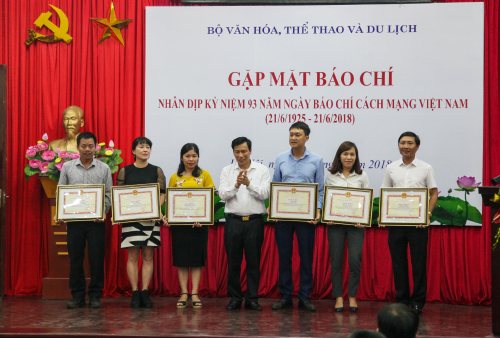 ​  Bộ trưởng Bộ VHTTDL Nguyễn Ngọc Thiện trao tặng bằng khen cho các tập thể có đóng góp tích cực trong công tác truyền thông về ngành VHTTDL