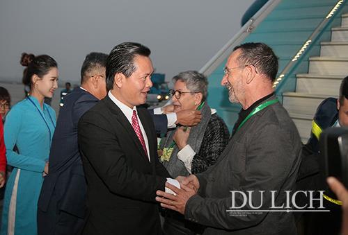 Giám đốc Sở Du lịch Hà Nội Trần Đức Hải (trái) đón ông Alain Barron (phải) tại sân bay