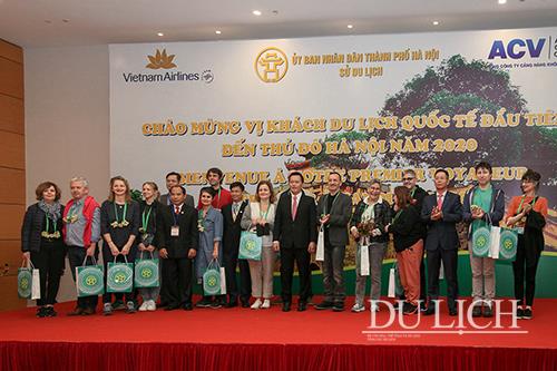 Tặng quà cho đoàn khách du lịch đầu tiên đến Hà Nội năm 2020