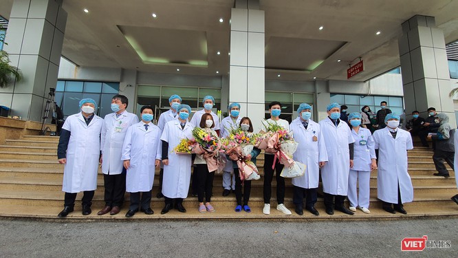 Các bác sĩ Bệnh viện Bệnh nhiệt đới Trung ương chúc mừng 3 bệnh nhân được ra viện (ảnh: Minh Thúy)