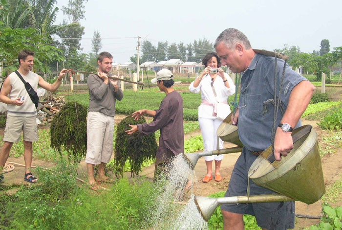 Du khách quốc tế đến trải nghiệm tại làng rau Trà Quế.