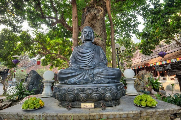 Tượng Phật ngọc: toàn bộ lên ý tưởng, phương thức, chất liệu đều do trụ trì Thích Minh Tuệ đề xướng. Pho tượng nặng gần 600 cân được tạc hoàn toàn từ một phiến đá quý nặng gần một tấn. Sau 2 năm, Pho tượng phật Thích Ca được khánh thành vào đúng ngày lễ Vu Lan (rằm tháng 7).