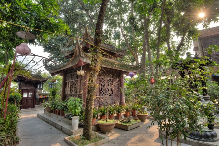 Dưới thời nhà Lý, vị sư trụ trì của chùa là Lâm Tuệ Sinh, Thảo Đường.