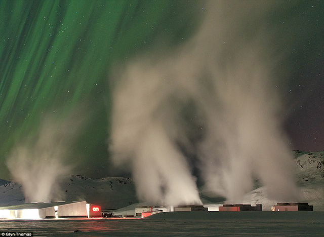 Nhà máy điện Hellisheidi ở Iceland và bầu trời Bắc Cực Quang.