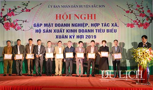 UBND huyện Bắc Sơn tặng Bằng khen cho Tiênphong Travel vì những đóng góp thiết thực cho địa phương