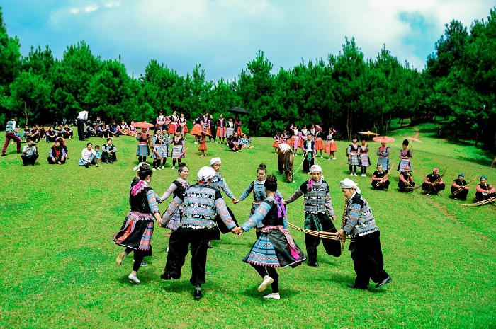  Trải nghiệm văn hóa cộng đồng nhảy tha khềnh dân tộc Mông, Sơn La. Nguồn: Sơn La