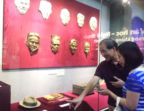 Ông Nguyễn Huy Thắng - con trai của nhà văn Nguyễn Huy Tưởng bày tỏ cảm xúc khi thấy kỷ vật của cha tại trưng bày