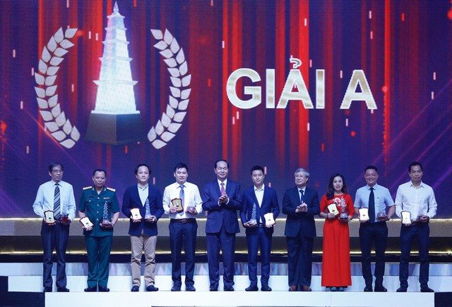 Chủ tịch nước Trần Đại Quang và Thường trực Ban Bí thư Trần Quốc Vượng  trao giải A cho tác giả và nhóm tác giả đoạt giải