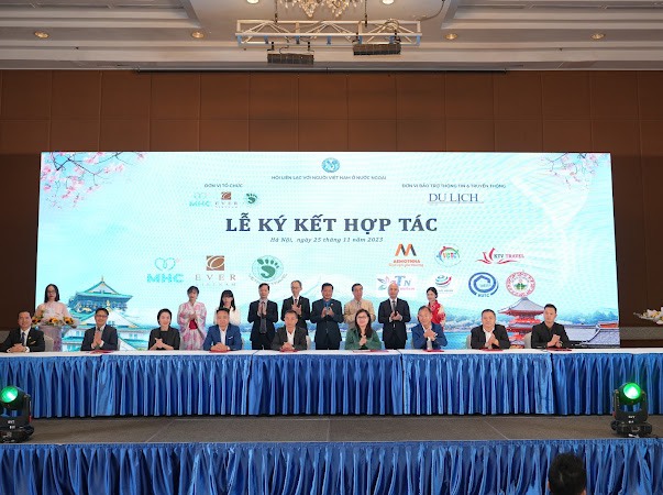 Lễ ký kết hợp tác giữa EVER Việt Nam - MHC Việt Nam - Vietfoot Travel và 7 đơn vị doanh nghiệp du lịch, Hiệp hội Du lịch, Hội Du lịch… tại Việt Nam
