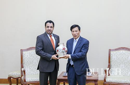 Bộ trưởng Bộ VHTTDL Nguyễn Ngọc Thiện (phải) tặng quà lưu niệm Đại sứ Các Tiểu vương quốc Ả-rập thống nhất (UAE) tại Việt Nam - Ngài Obaid Saeed Bintaresh Al Dhaheri.