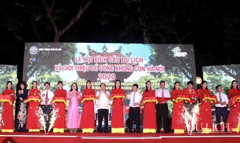 Phó Tổng cục trưởng TCDL Hà Văn Siêu, Phó Giám đốc HPA Bùi Duy Quang cùng các đại biểu cắt băng khai mạc Lễ hội