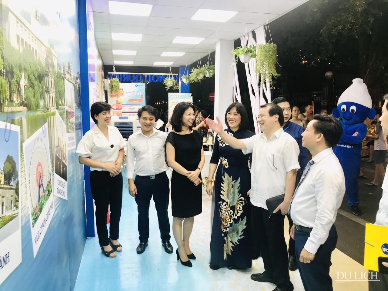 Phó Tổng cục trưởng TCDL Hà Văn Siêu cùng các đại biểu tham quan gian hàng của Hanoitourist