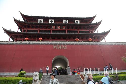 Lầu Triều Dương hay còn gọi là lầu cửa Đông là một trong bốn cổng thành được gìn giữ qua hàng trăm năm với nhiều biến cố.